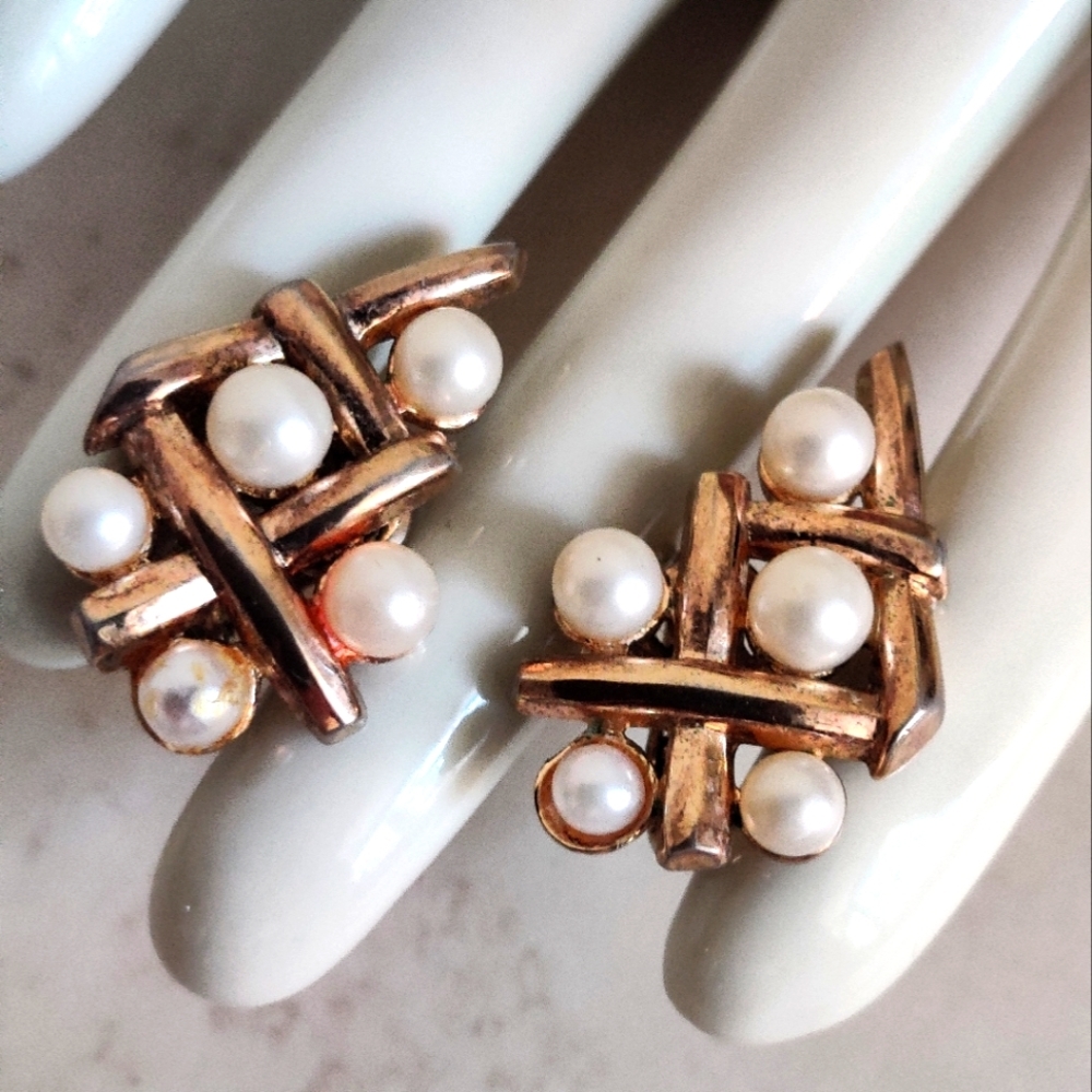 Vintage Trifari Earrings w/Pearls